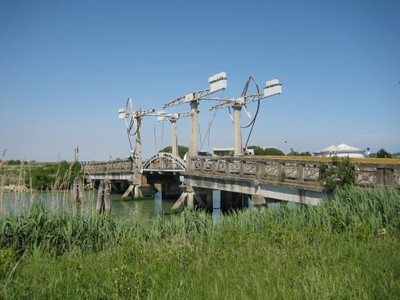 Eine Brücke , hochschwenkbar gebaut