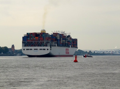Containerschiff verlässt Hamburg