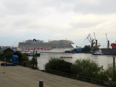 Grösstes Kreuzfahrtschiff im Hafen Hamburgs