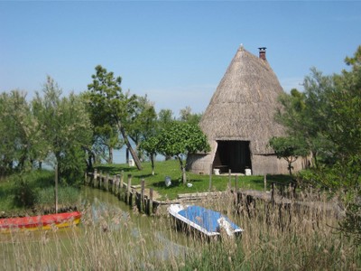 Schilfhäuser , mietbar