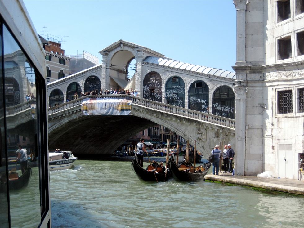 Vom Vaporetto aus - die Rialto Brücke