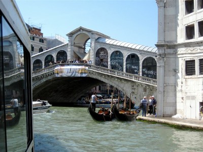 Vom Vaporetto aus - die Rialto Brücke